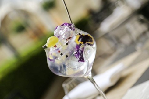 5 cl Monkey 47 Tonica a piacere a “ cascata”. Completare con pepe rosa e nero in grani, fiori commestibili e un acino d’uva gialla. TONIC MOOD Vivere il Gin Tonic in maniera moderna e innovativa, nuovi gin e nuove toniche sconvolgono un classico verso un Tonic Mood piu’… 